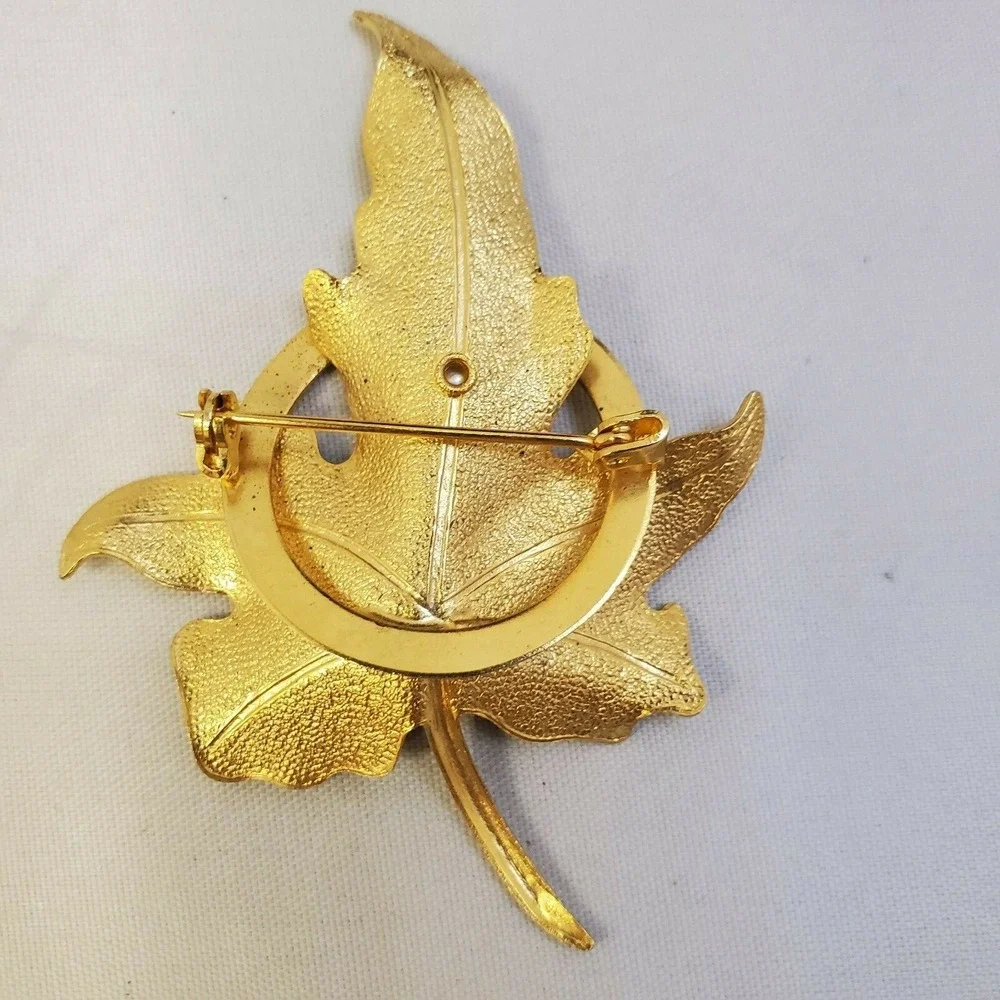 Vintage Unmarked Gold-tone Metal Leaf Faux Pearl Mary Jesus medal Brooch Pin